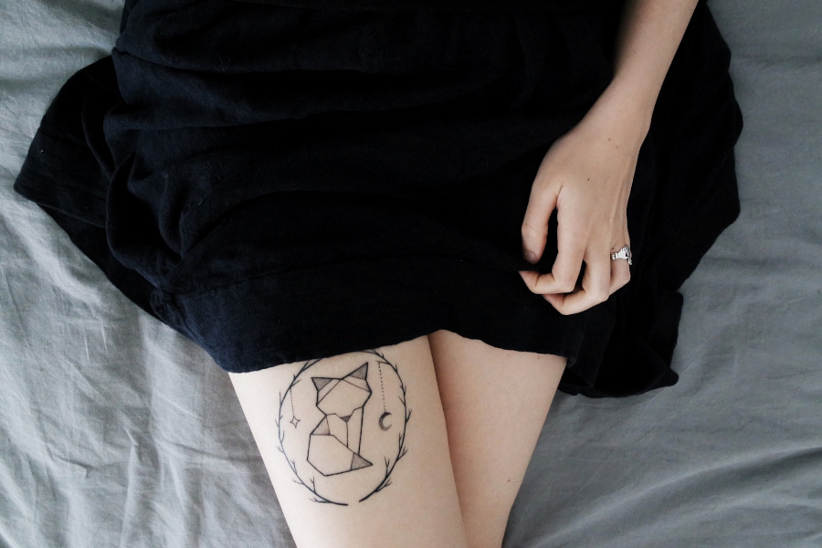 tatuaz damski na nodze